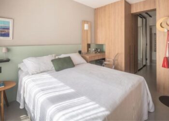 Mais do que um item do quarto, o colchão impacta diretamente na qualidade de vida. Um modelo inadequado pode provocar dores musculares, desalinhamento da coluna, noites fragmentadas e até queda de produtividade no dia seguinte | Projeto Dantas & Passos Arquitetura | Foto: Henrique Ribeiro