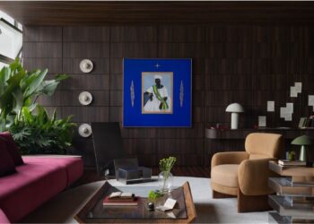 A paleta terrosa e profunda — com ocres, azuis e vermelhos — dialoga com origem, chão e realidade. Sofá e poltronas Breton, assinados pelo arquiteto. Mesa de centro, de Sergio Faher. Piso Ipê Stain, da Akafloor. Foto: Adriano Pacelli