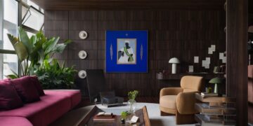 A paleta terrosa e profunda — com ocres, azuis e vermelhos — dialoga com origem, chão e realidade. Sofá e poltronas Breton, assinados pelo arquiteto. Mesa de centro, de Sergio Faher. Piso Ipê Stain, da Akafloor. Foto: Adriano Pacelli