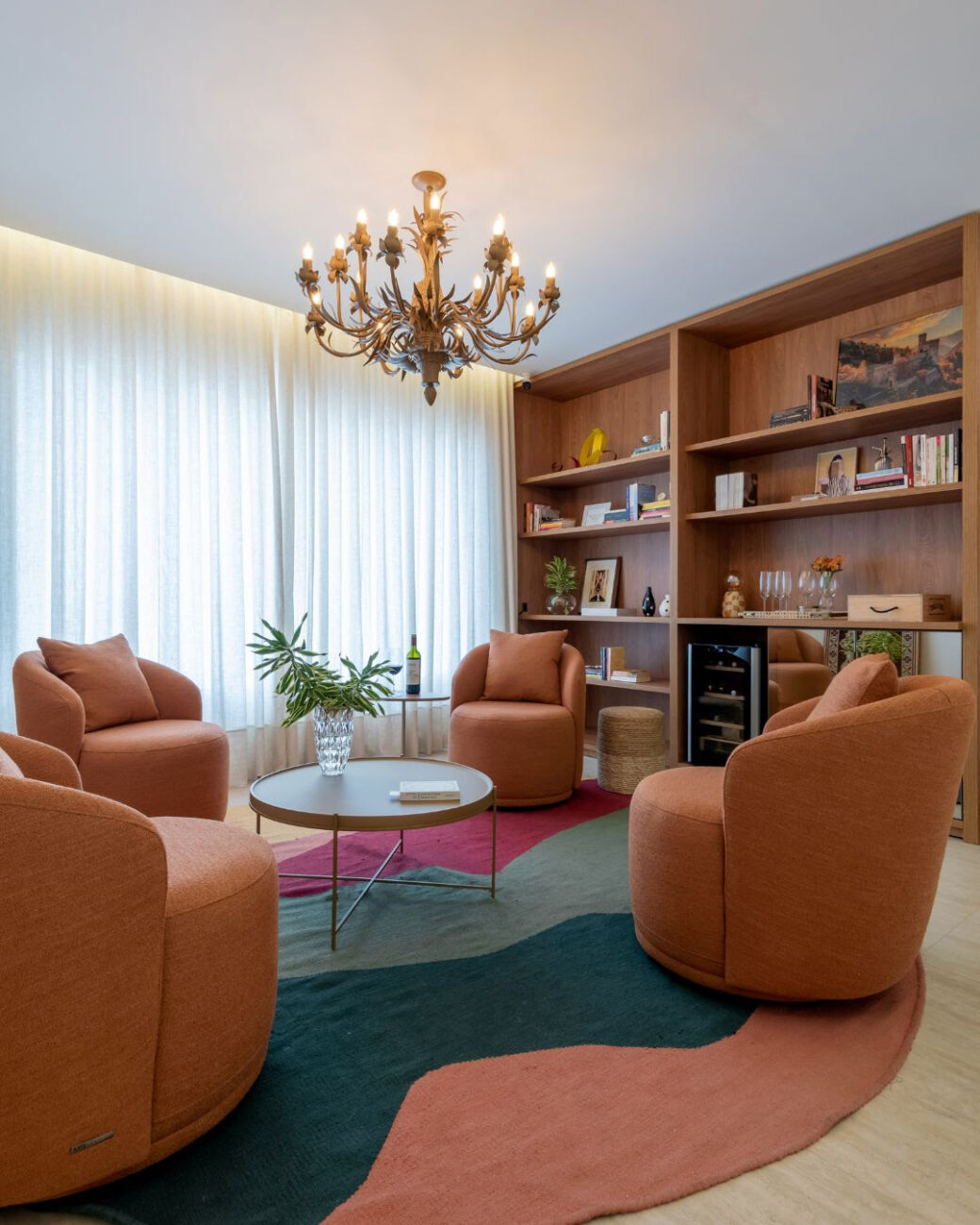 Lustres e pendentes seguem em destaque na decoração dos ambientes