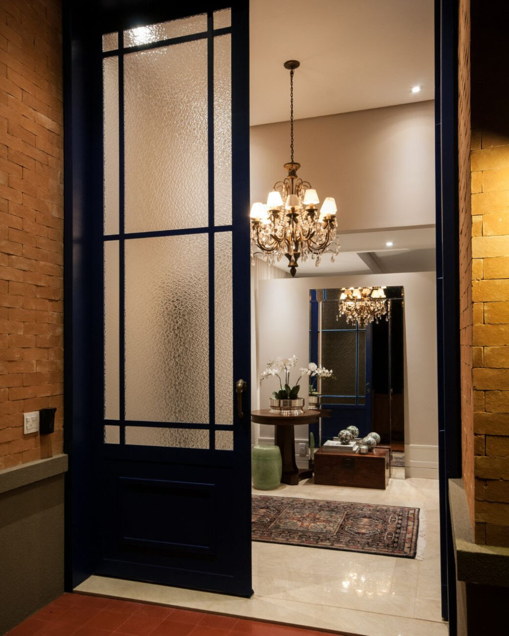 Lustres e pendentes seguem em destaque na decoração dos ambientes