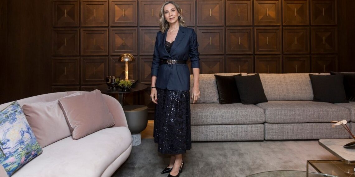 Neste generoso estar integrado com jantar, de 110m², o visitante mergulha em um projeto sofisticado, com materiais e desenhos atemporais, representados por tecidos, mobiliários levemente orgânicos e objetos cuidadosamente selecionados | Projeto: Patricia Penna Arquitetura & Design | Foto: Massimo Failutti