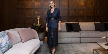 Neste generoso estar integrado com jantar, de 110m², o visitante mergulha em um projeto sofisticado, com materiais e desenhos atemporais, representados por tecidos, mobiliários levemente orgânicos e objetos cuidadosamente selecionados | Projeto: Patricia Penna Arquitetura & Design | Foto: Massimo Failutti