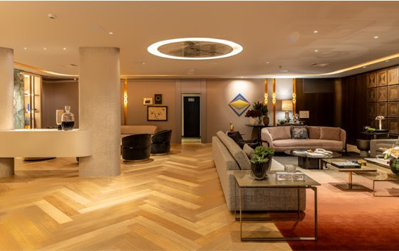 Patricia Penna aposta em materiais nobres e obras de arte marcantes em seu espaço na Mostra Artefacto 2026 que reflete sobre maturidade