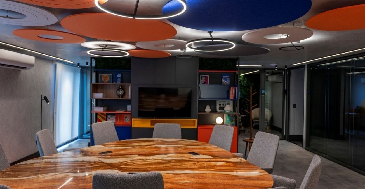 Plafons LED de sobrepor dimerizáveis, modelo Circle, da Yamamura Collection, em projeto de Margarita Ferrero Arquitetura | Foto de Emerson Rodrigues