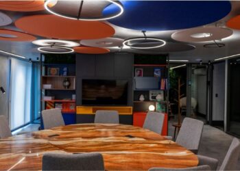 Plafons LED de sobrepor dimerizáveis, modelo Circle, da Yamamura Collection, em projeto de Margarita Ferrero Arquitetura | Foto de Emerson Rodrigues