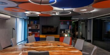 Plafons LED de sobrepor dimerizáveis, modelo Circle, da Yamamura Collection, em projeto de Margarita Ferrero Arquitetura | Foto de Emerson Rodrigues