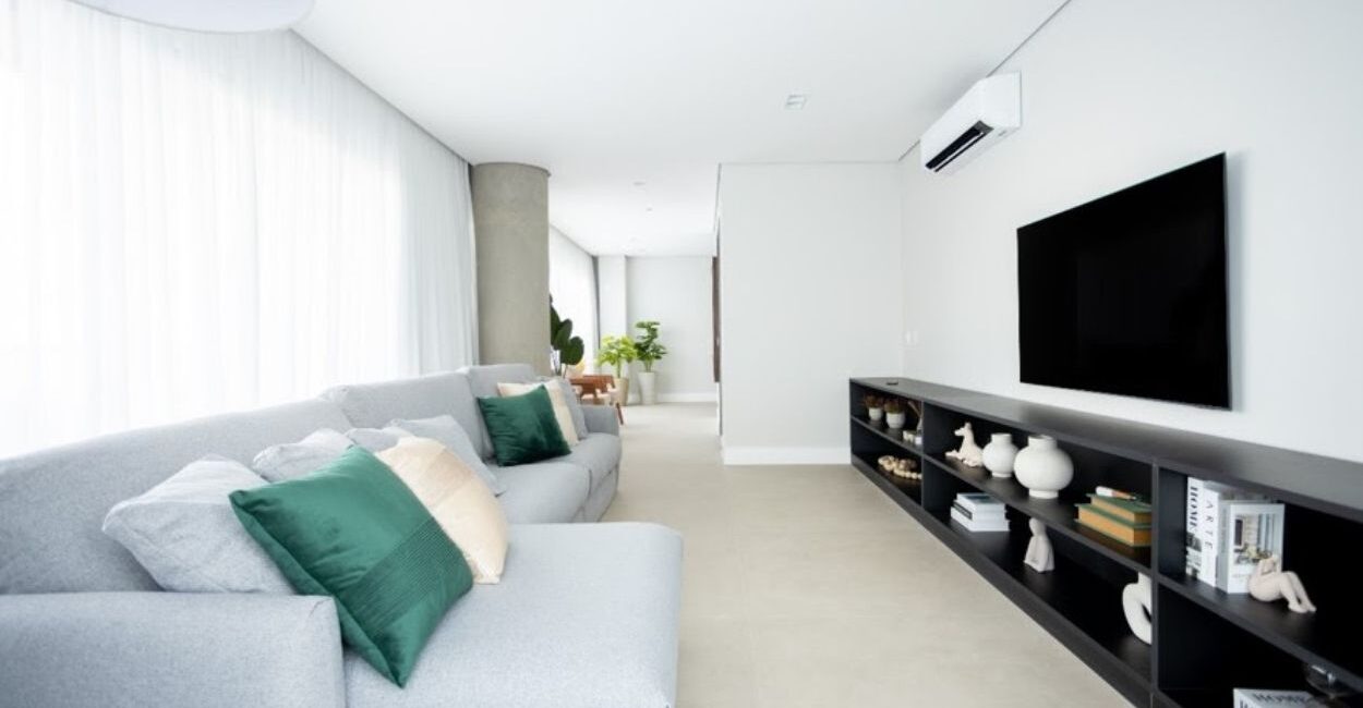 Mobiliário solto, marcenaria sob medida, nivelamento do piso e integração são algumas das soluções que o escritório ResiliArt Arquitetura desenvolve nos projetos de moradores que precisam de uma reforma rápida após receber o imóvel da construtora | FOTO: Kelly Queiroz