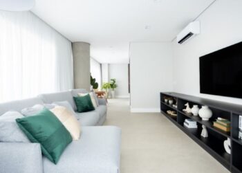 Mobiliário solto, marcenaria sob medida, nivelamento do piso e integração são algumas das soluções que o escritório ResiliArt Arquitetura desenvolve nos projetos de moradores que precisam de uma reforma rápida após receber o imóvel da construtora | FOTO: Kelly Queiroz