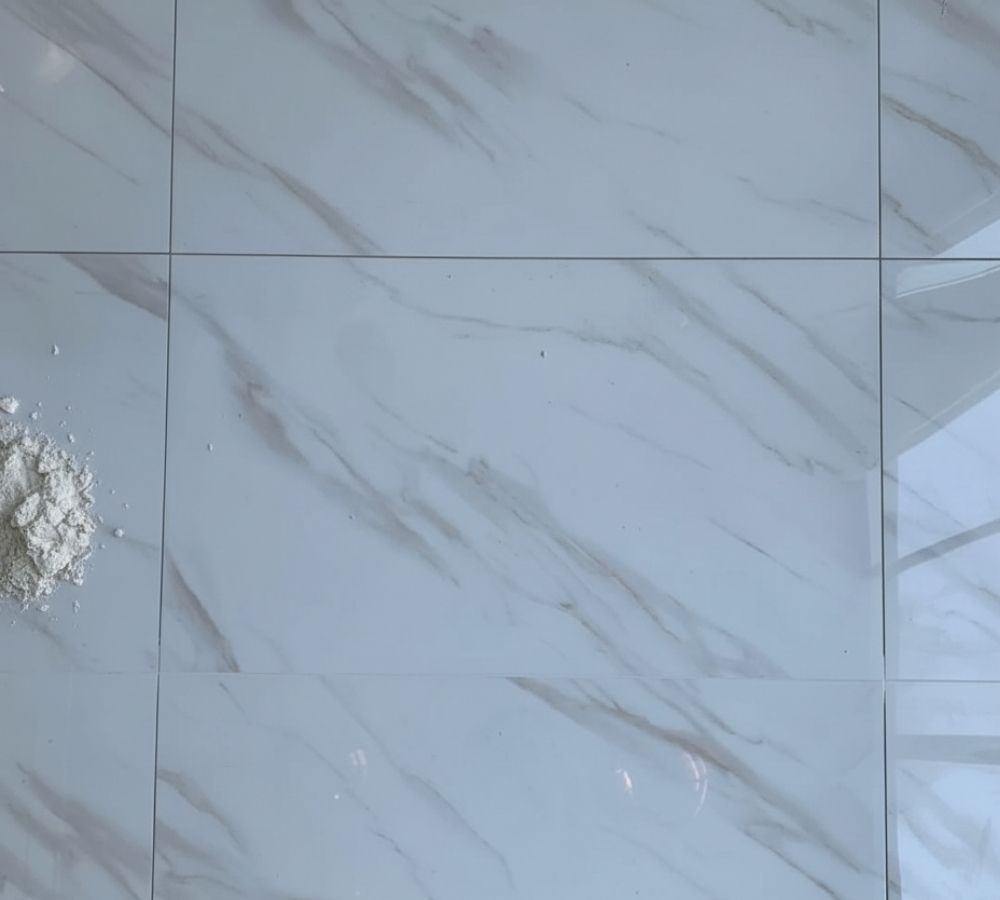 Rejunte invisível no piso: o truque com massa plástica que transforma qualquer revestimento