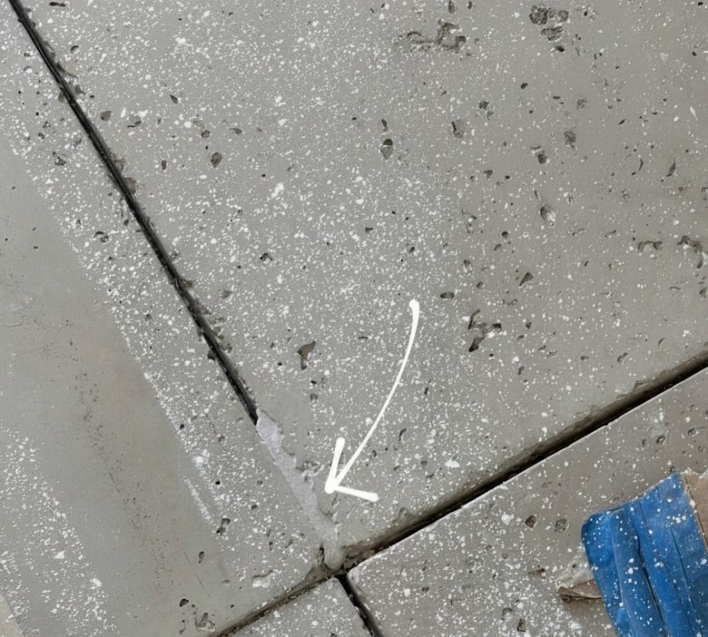 Rejunte invisível no piso: o truque com massa plástica que transforma qualquer revestimento