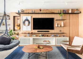 Entre cores que despertam emoções, objetos afetivos, materiais nacionais e espaços pensados para saúde física e mental, o apartamento do próprio arquiteto Bruno Moraes evidencia algumas das tendências de 2026 | Projeto BMA Studio | Foto: Guilherme Pucci