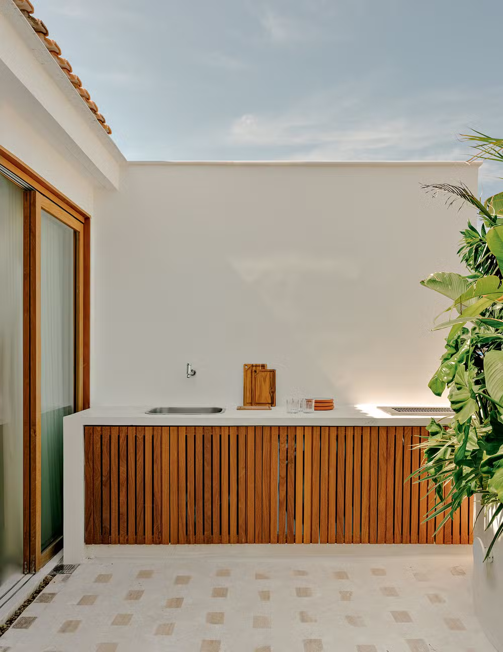 Quando 97 m² parecem muito mais: a cobertura sem paredes que respira Copacabana