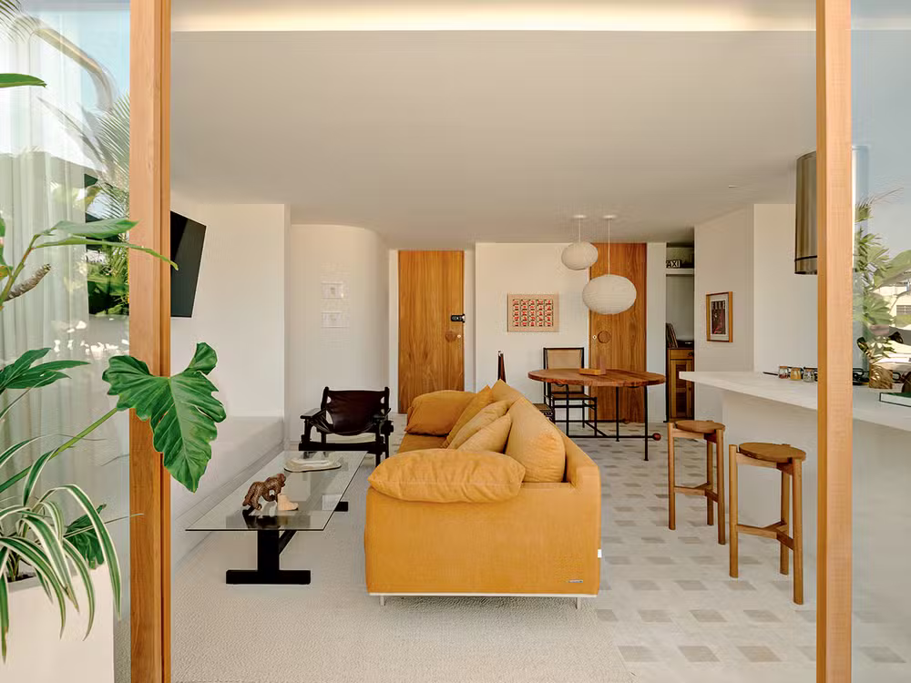 Quando 97 m² parecem muito mais: a cobertura sem paredes que respira Copacabana