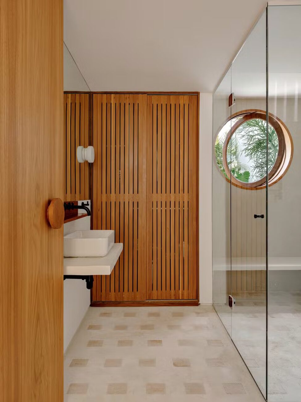 Quando 97 m² parecem muito mais: a cobertura sem paredes que respira Copacabana