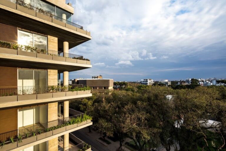 Mansões suspensas em Curitiba redefinem o alto padrão vertical da cidade