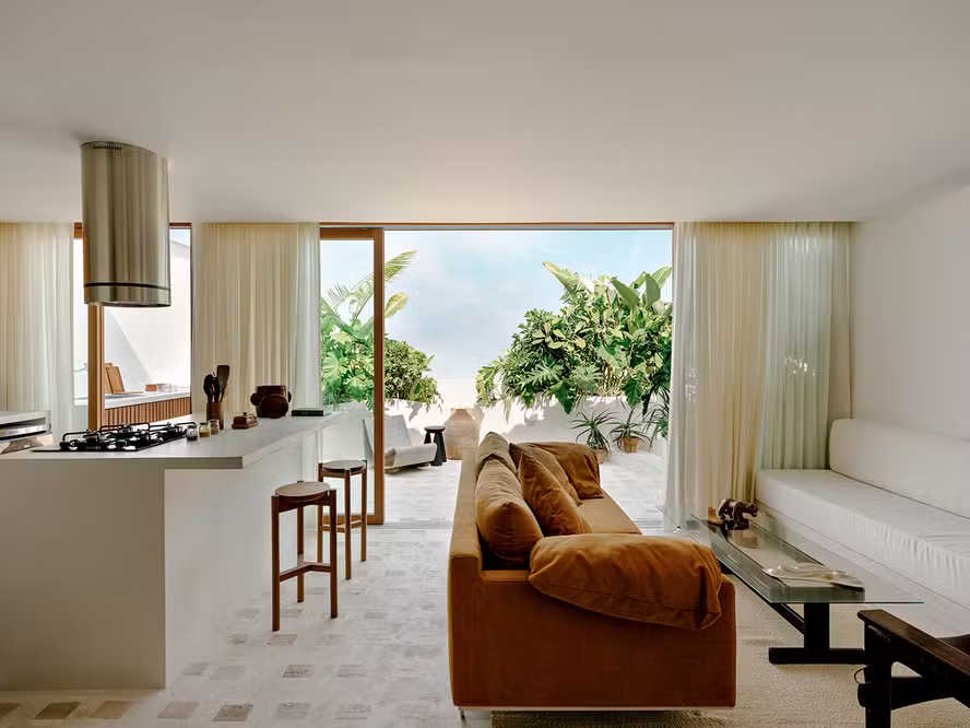 Quando 97 m² parecem muito mais: a cobertura sem paredes que respira Copacabana