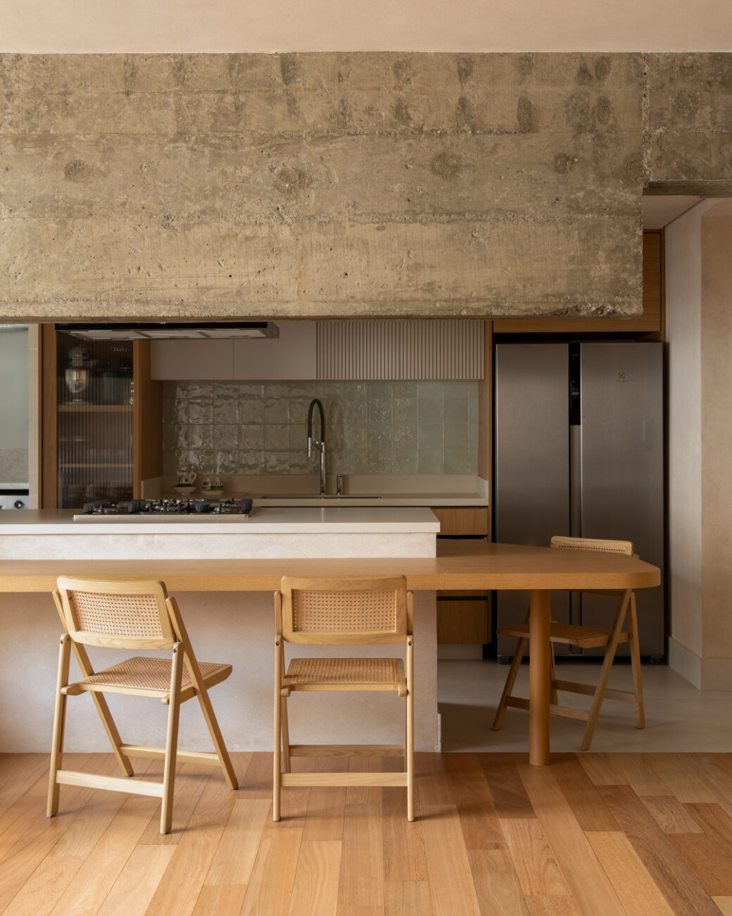 Apartamento de 110 m² no Itaim Bibi ganha alma natural sem abrir mão da vida urbana