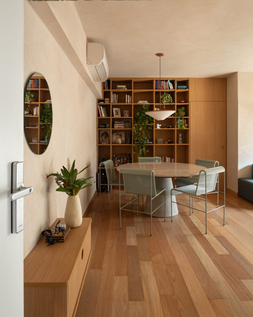 Apartamento de 110 m² no Itaim Bibi ganha alma natural sem abrir mão da vida urbana