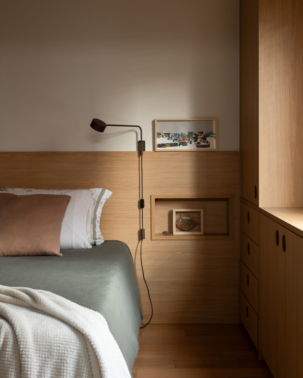 Apartamento de 110 m² no Itaim Bibi ganha alma natural sem abrir mão da vida urbana