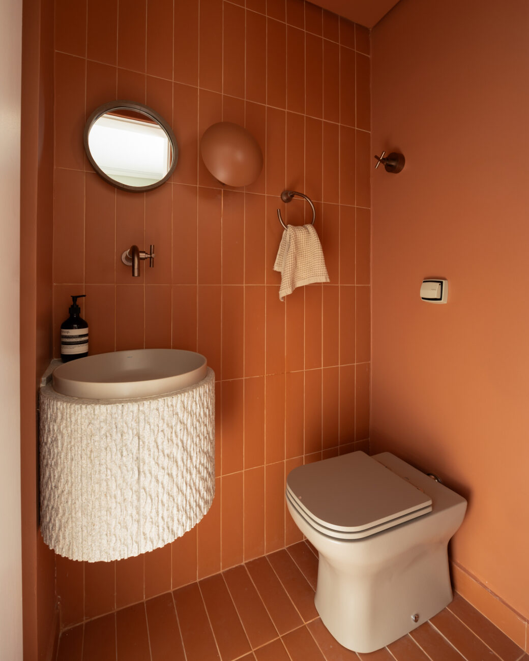 Apartamento de 110 m² no Itaim Bibi ganha alma natural sem abrir mão da vida urbana