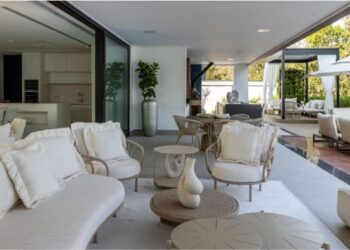 Nesta área externa, Alexandre Pasquotto e Mariana Meneghisso ornaram o espaço com sofá curvo e poltronas de diferentes texturas e de materiais de fácil manutenção | Projeto Meneghisso & Pasquotto Arquitetura | Foto: JP Image