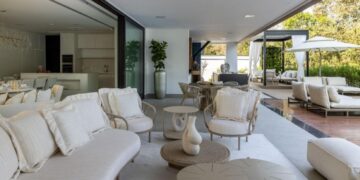 Nesta área externa, Alexandre Pasquotto e Mariana Meneghisso ornaram o espaço com sofá curvo e poltronas de diferentes texturas e de materiais de fácil manutenção | Projeto Meneghisso & Pasquotto Arquitetura | Foto: JP Image