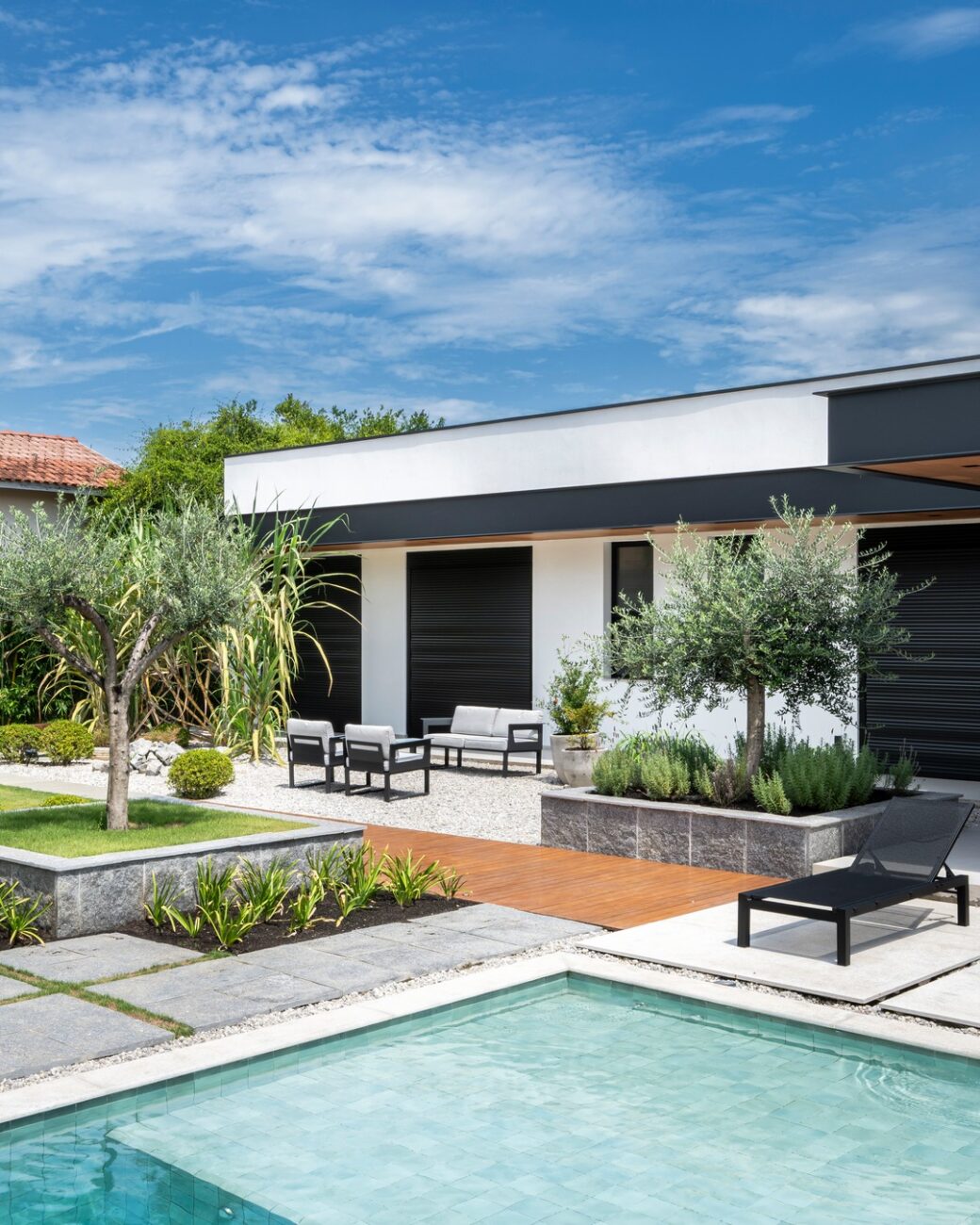 Casa de 650 m² no interior de São Paulo une tijolo aparente, freijó e jardim central em projeto rústico-contemporâneo