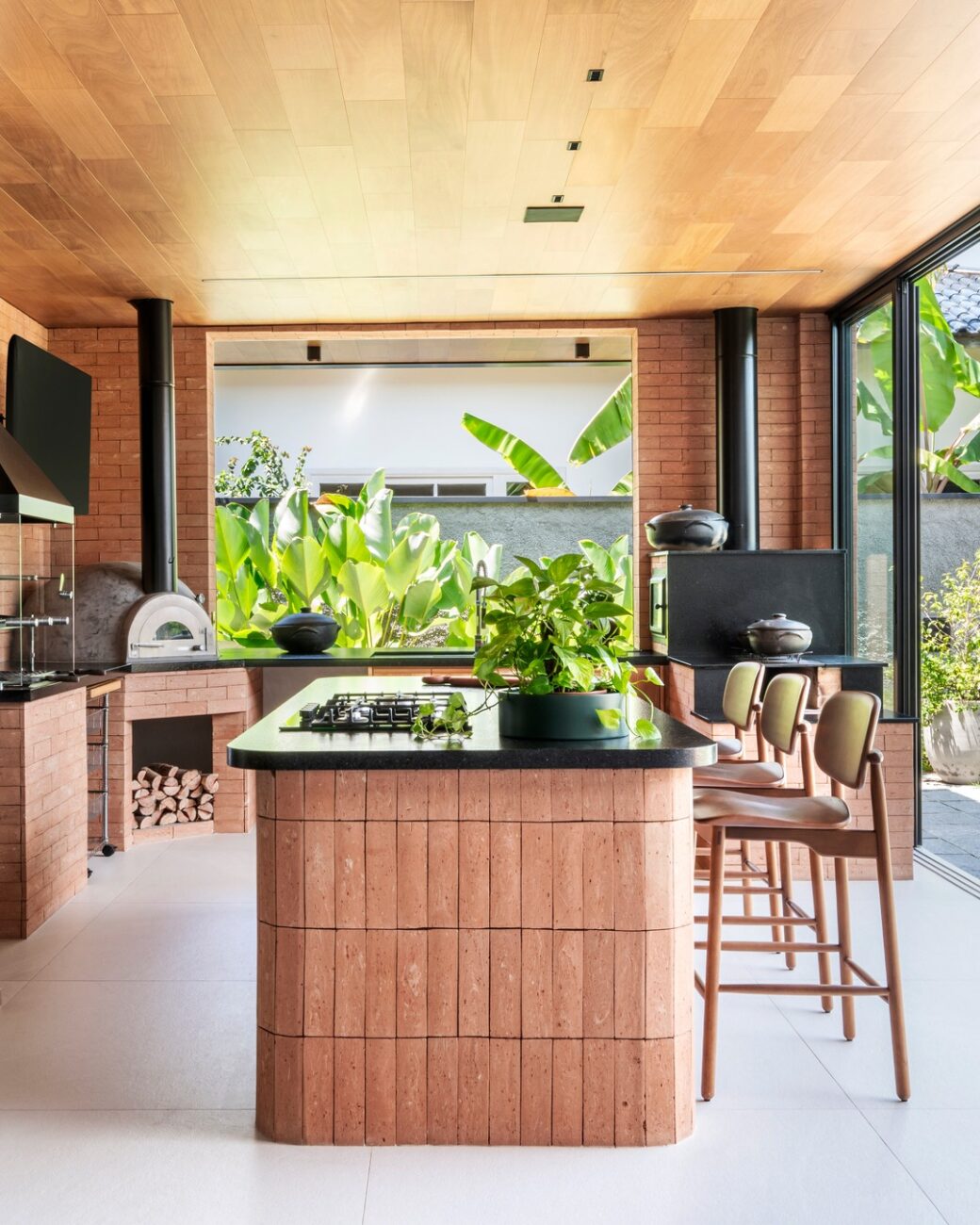 Casa de 650 m² no interior de São Paulo une tijolo aparente, freijó e jardim central em projeto rústico-contemporâneo