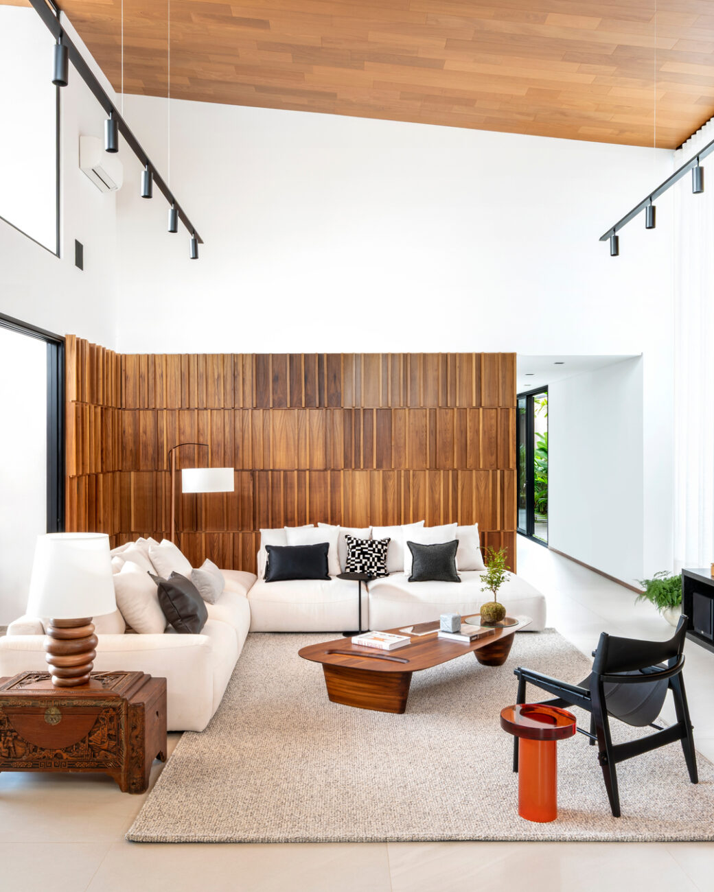 Casa de 650 m² no interior de São Paulo une tijolo aparente, freijó e jardim central em projeto rústico-contemporâneo