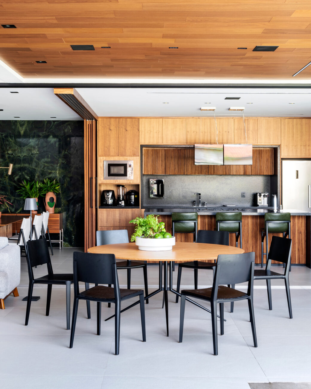 Casa de 650 m² no interior de São Paulo une tijolo aparente, freijó e jardim central em projeto rústico-contemporâneo