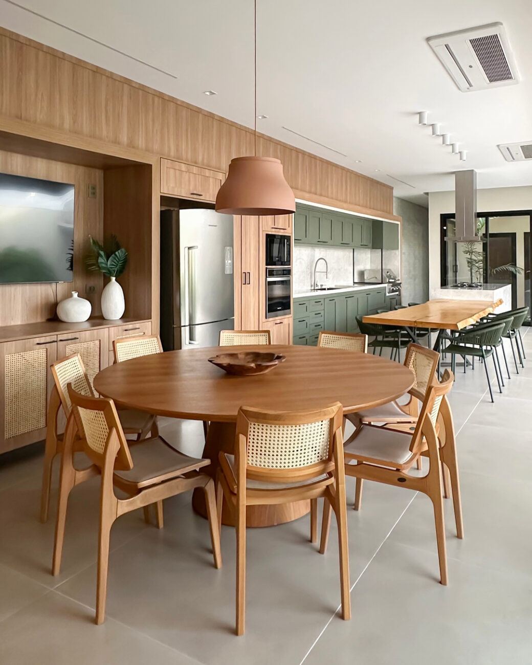 Casa em Batatais integra sala, cozinha e piscina em torno de um pátio central