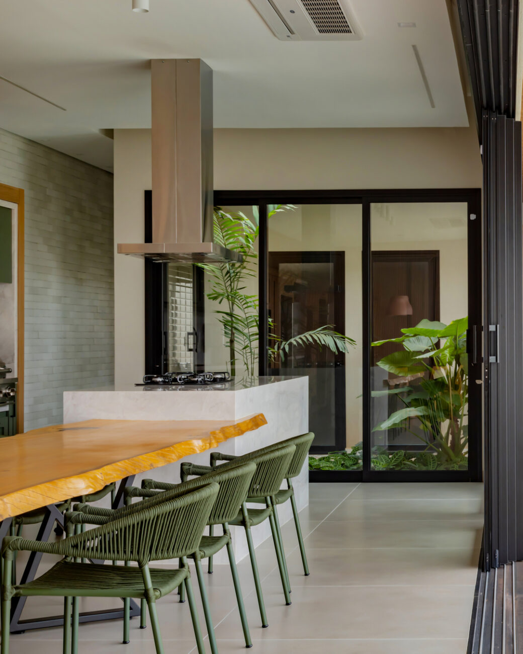 Casa em Batatais integra sala, cozinha e piscina em torno de um pátio central