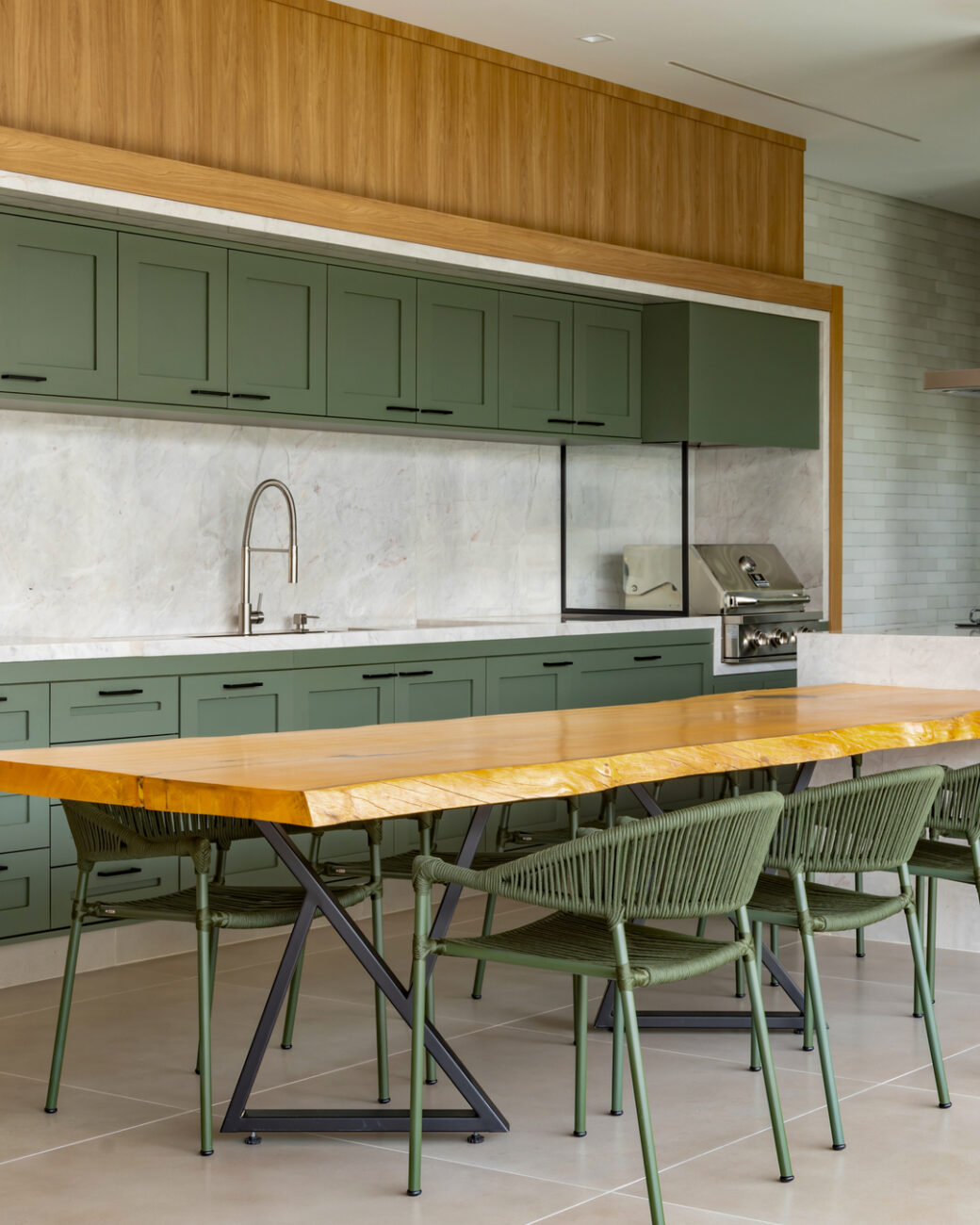 Casa em Batatais integra sala, cozinha e piscina em torno de um pátio central