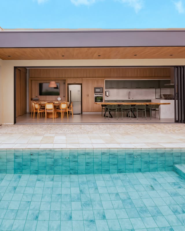 Casa em Batatais integra sala, cozinha e piscina em torno de um pátio central