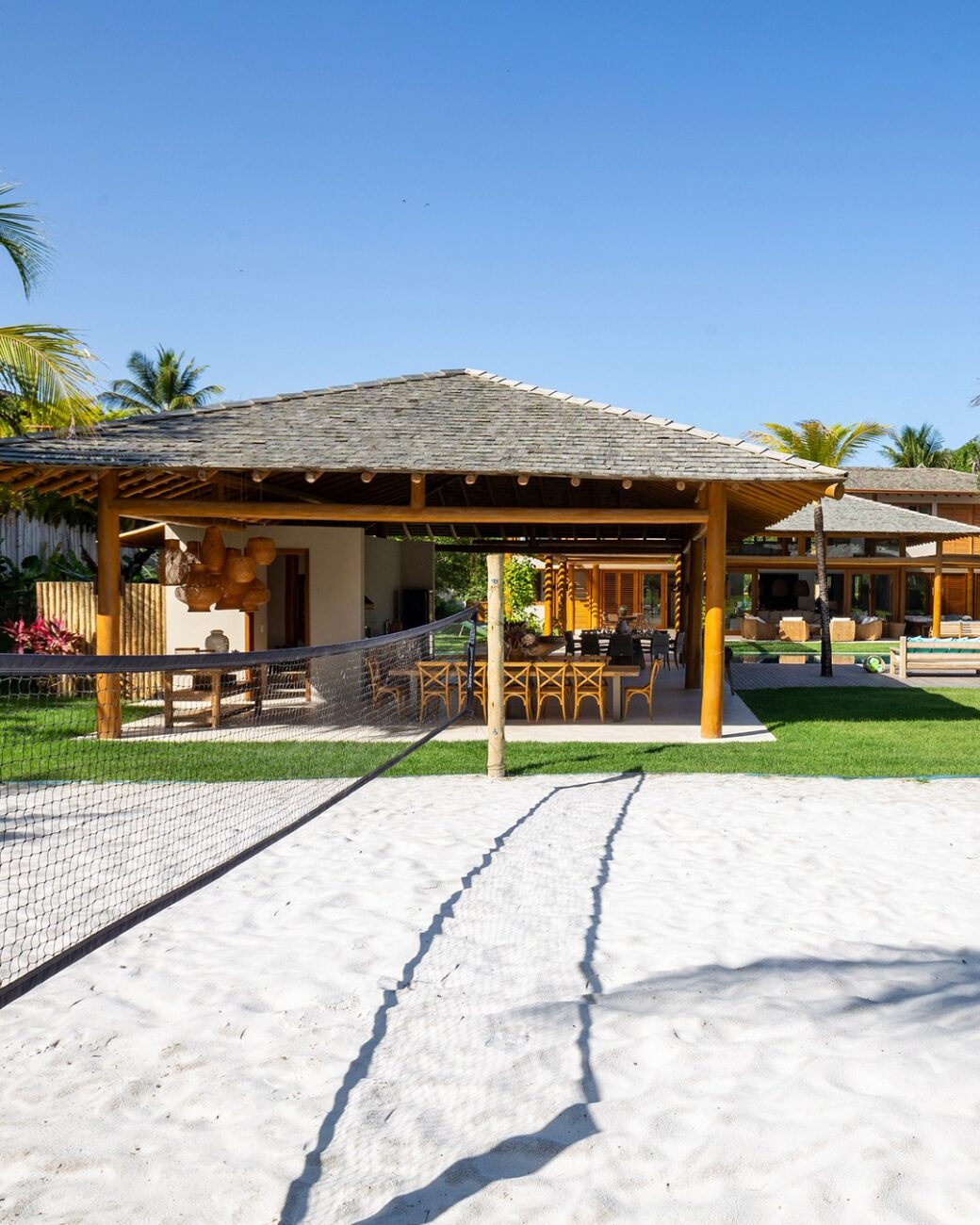 Casa de praia em Trancoso com 923 m² une natureza, integração e contemporâneo rústico em projeto do zero