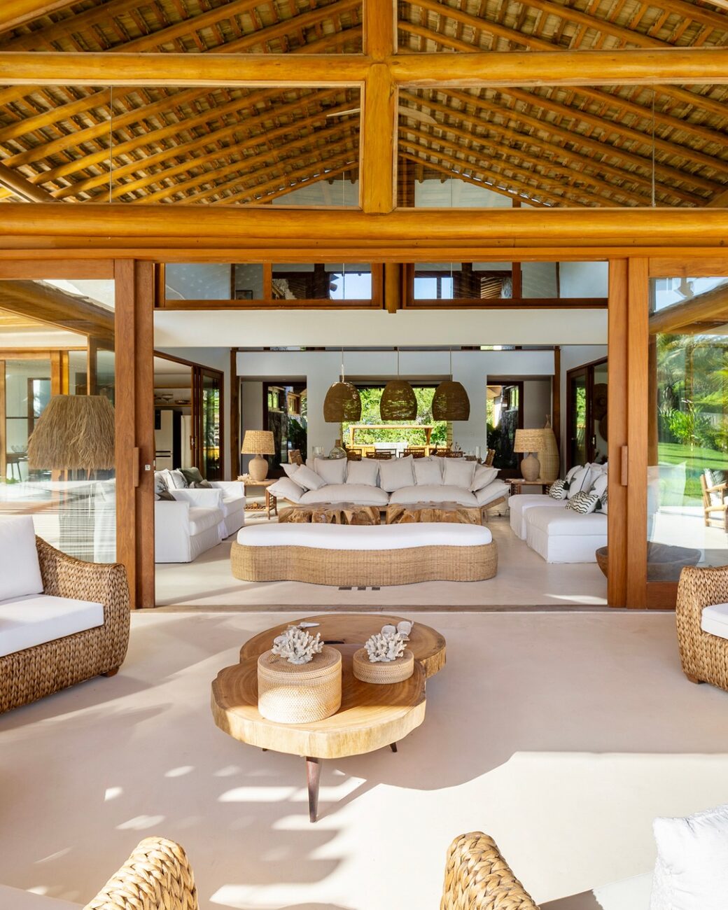 Casa de praia em Trancoso com 923 m² une natureza, integração e contemporâneo rústico em projeto do zero