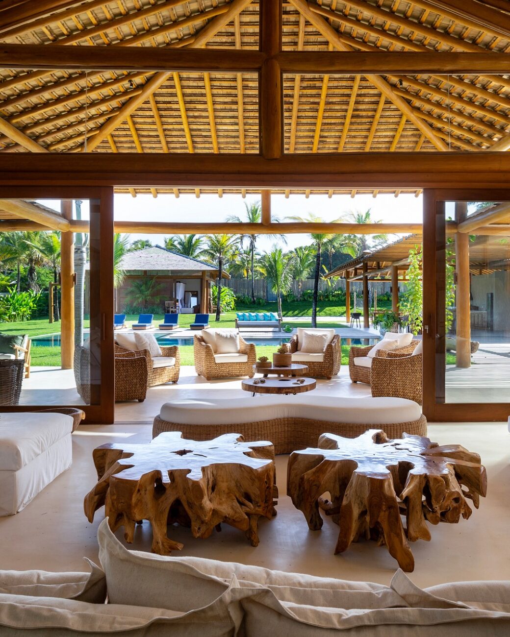 Casa de praia em Trancoso com 923 m² une natureza, integração e contemporâneo rústico em projeto do zero