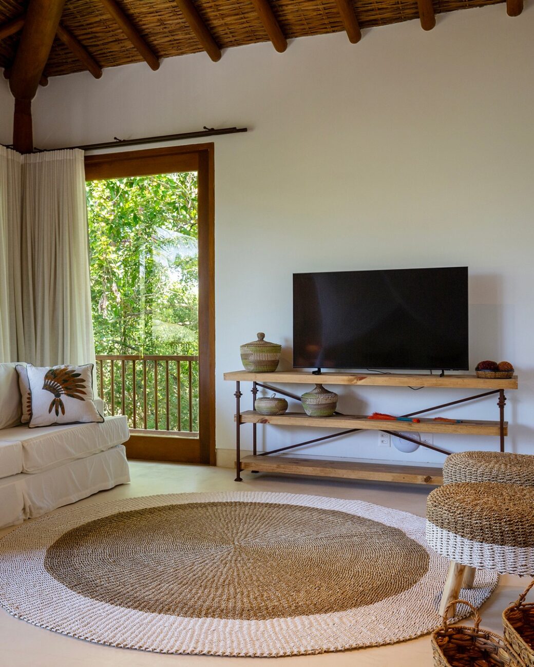 Casa de praia em Trancoso com 923 m² une natureza, integração e contemporâneo rústico em projeto do zero