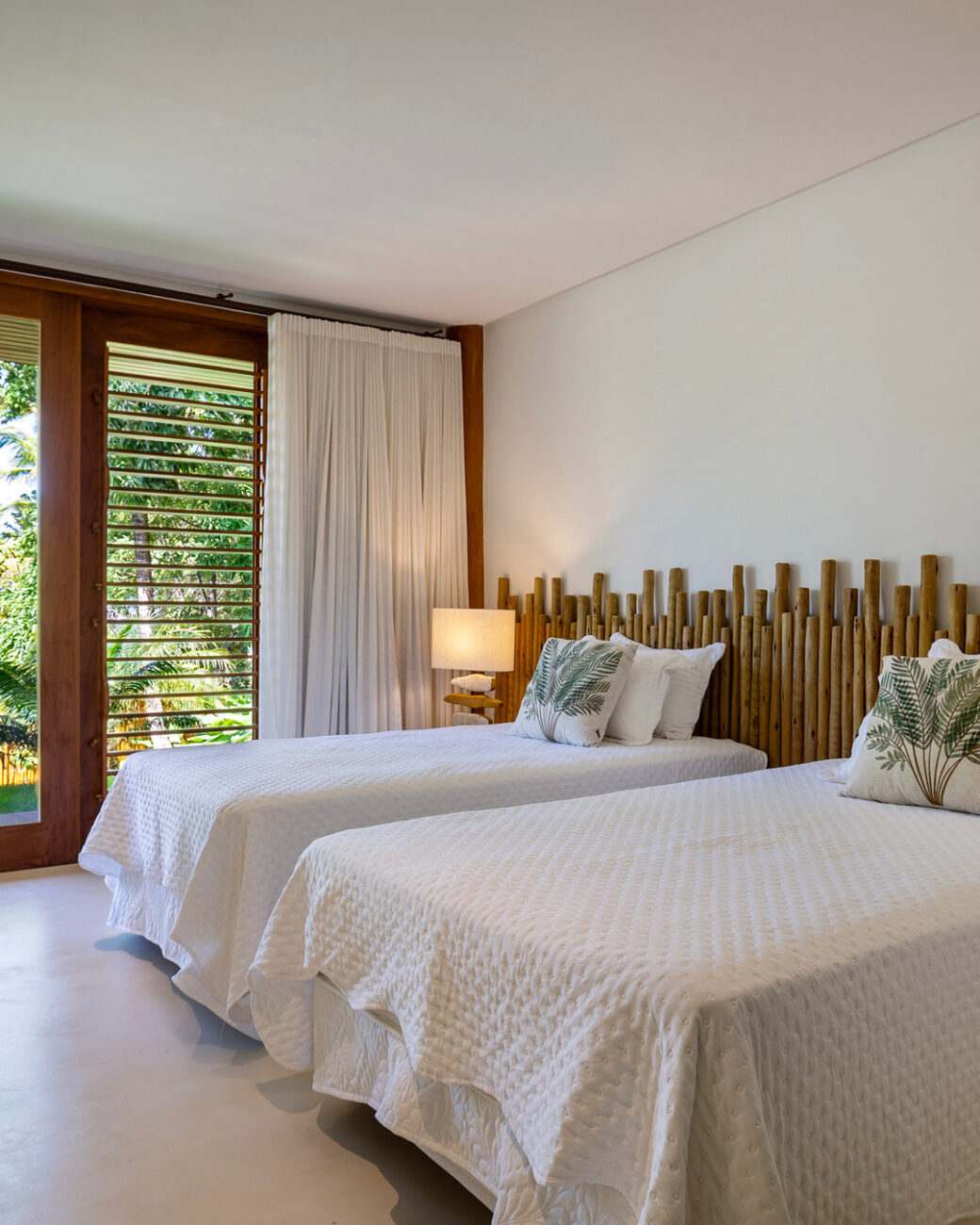 Casa de praia em Trancoso com 923 m² une natureza, integração e contemporâneo rústico em projeto do zero