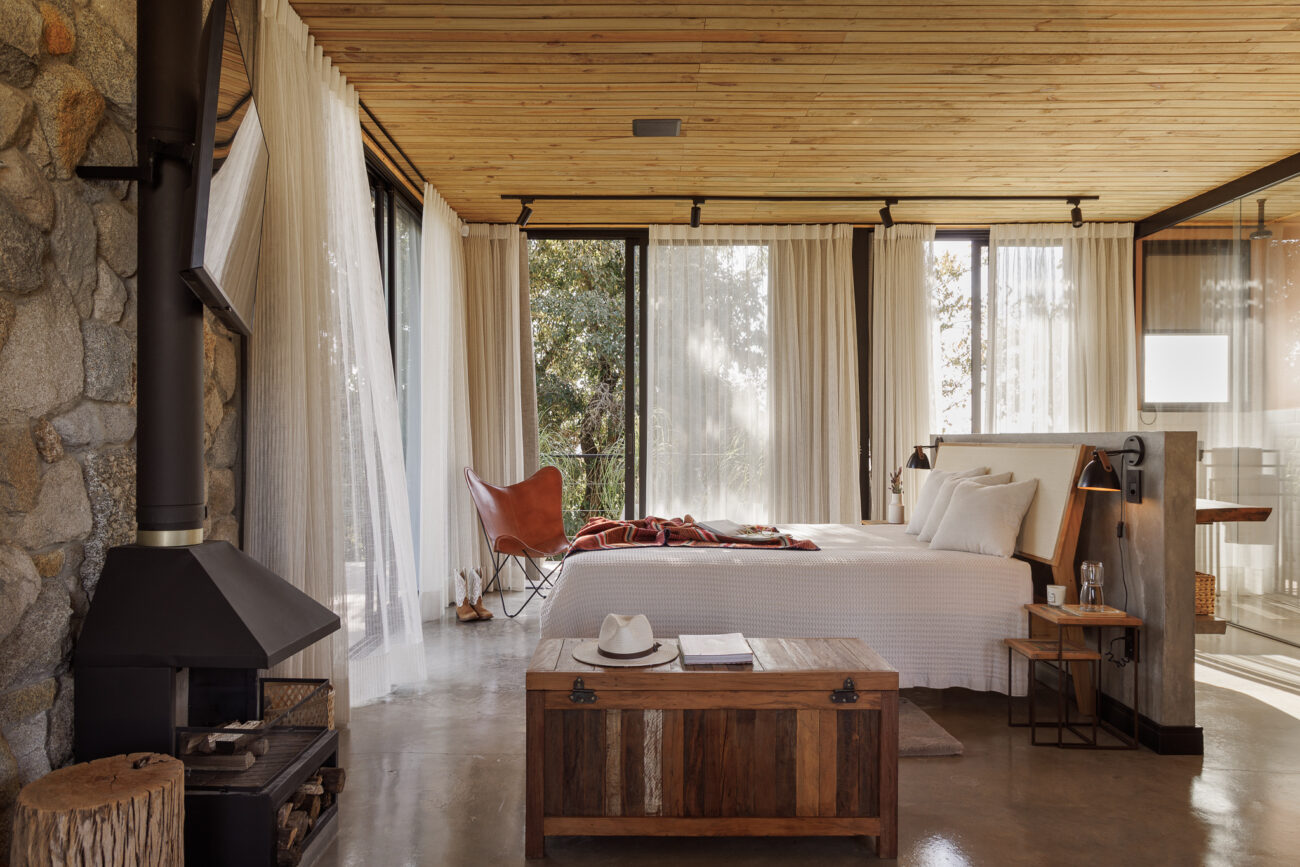 Cabana metálica se integra à paisagem na Cuesta de Botucatu e propõe refúgio focado na experiência