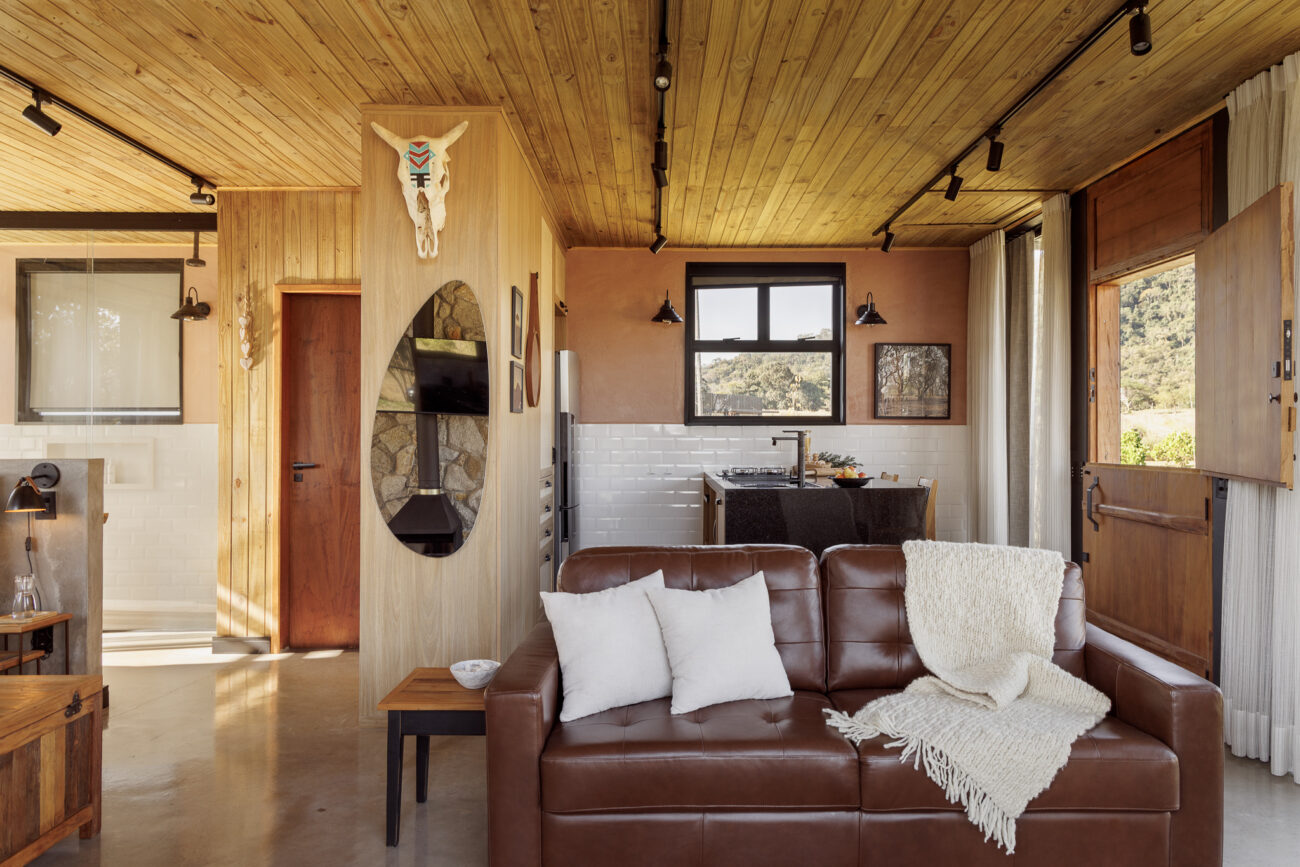 Cabana metálica se integra à paisagem na Cuesta de Botucatu e propõe refúgio focado na experiência