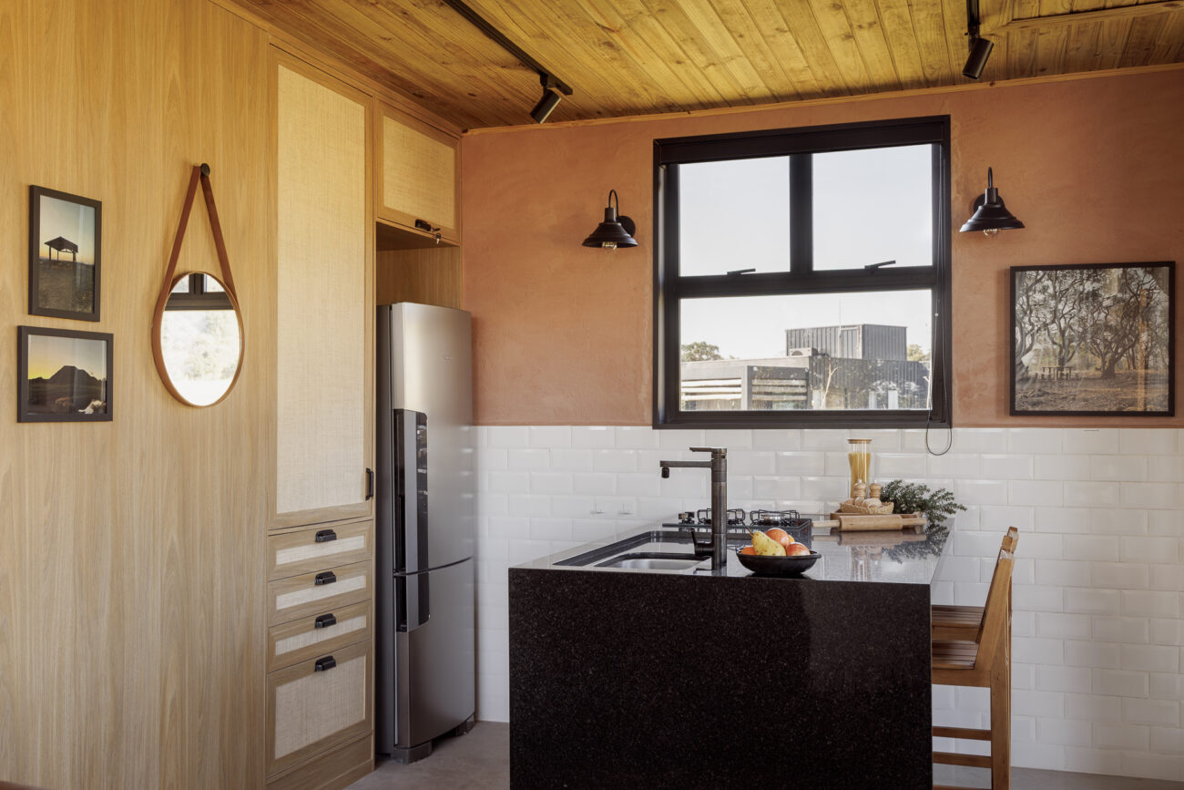 Cabana metálica se integra à paisagem na Cuesta de Botucatu e propõe refúgio focado na experiência