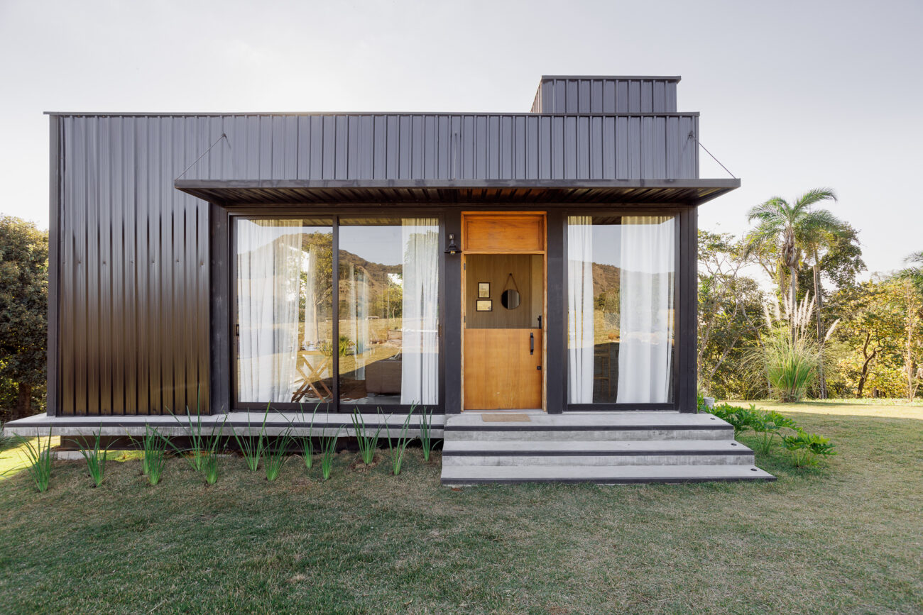 Cabana metálica se integra à paisagem na Cuesta de Botucatu e propõe refúgio focado na experiência