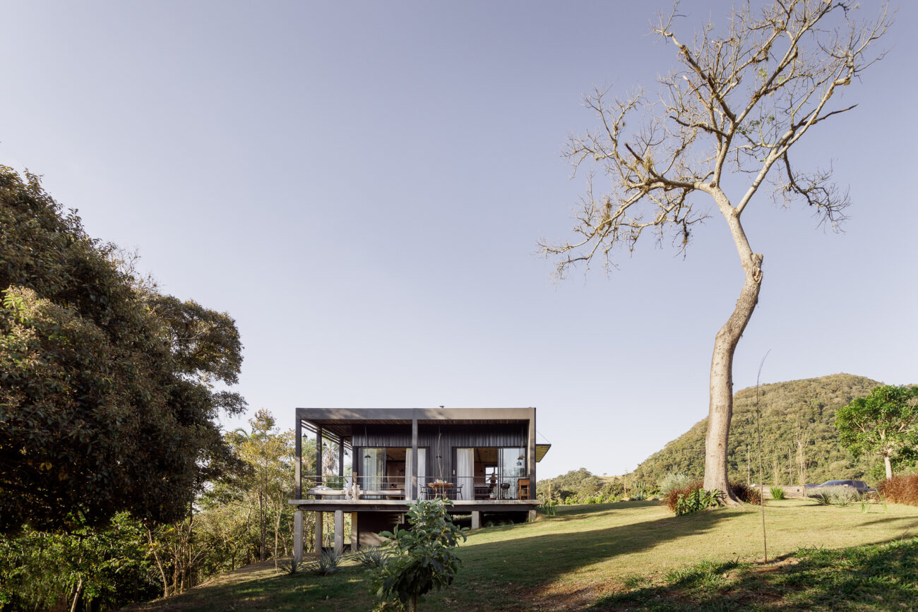 Cabana metálica se integra à paisagem na Cuesta de Botucatu e propõe refúgio focado na experiência