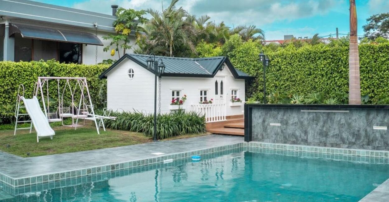 Localizada no jardim da casa principal, a casinha da menina Ana Sofia foi contemplada com quarto, salas, cozinha e até um jardim de entrada pensados em escala infantil | Projeto de Eduardo Baldelomar | Foto: Jorge Montoya