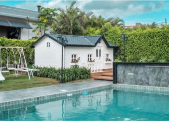 Localizada no jardim da casa principal, a casinha da menina Ana Sofia foi contemplada com quarto, salas, cozinha e até um jardim de entrada pensados em escala infantil | Projeto de Eduardo Baldelomar | Foto: Jorge Montoya