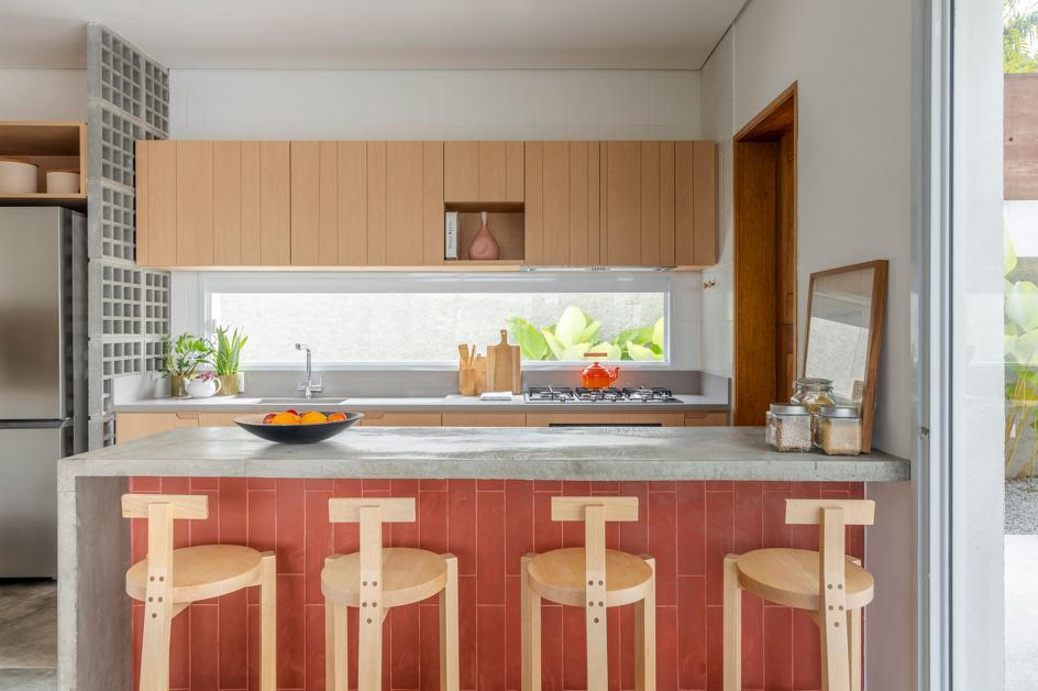 Em diálogo com a paisagem, projeto de residência em Cotia (SP) reflete o melhor da arquitetura paulistana