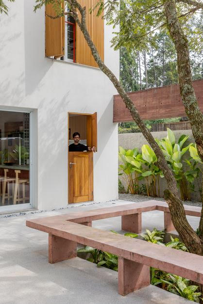 Em diálogo com a paisagem, projeto de residência em Cotia (SP) reflete o melhor da arquitetura paulistana