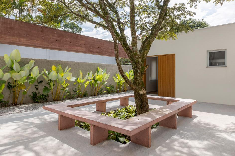 Em diálogo com a paisagem, projeto de residência em Cotia (SP) reflete o melhor da arquitetura paulistana